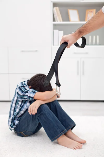 Homem punindo seu filho — Fotografia de Stock