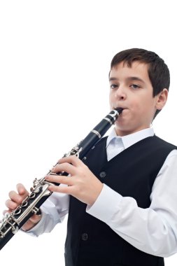 Çocuk klarnet çalıyor