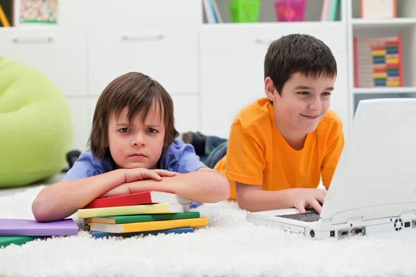 La lectura obligatoria es aburrida —  Fotos de Stock