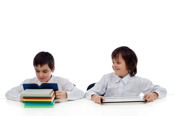 Dos chicos leyendo — Foto de Stock