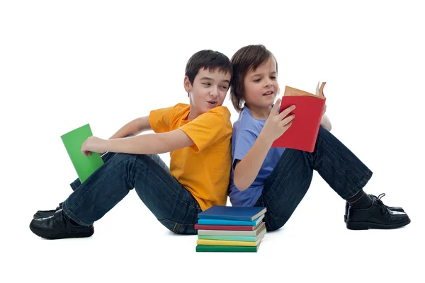 Dois meninos lendo livros — Fotografia de Stock