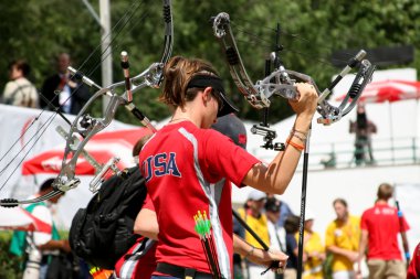 Bayan archer yay taşıyan