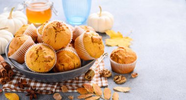 Balkabaklı kek mi yoksa mavi tabakta cevizli kek mi? Sonbahar fırını. Sağlıklı vejetaryen tatlı. Uzayı kopyala Seçici odak 