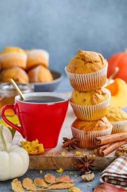 Balkabaklı kek mi, yoksa tahtadan yapılmış kırmızı fındıklı fındıklı kek mi? Sonbahar fırını. Seçici odak