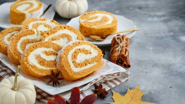 Beyaz tabakta krem peynirli balkabaklı kek. Sonbahar tatlısı. Seçici odak 