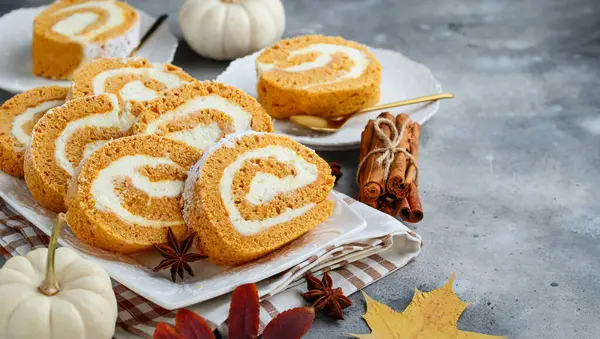 Beyaz tabakta krem peynirli balkabaklı kek. Sonbahar tatlısı. Seçici odak 