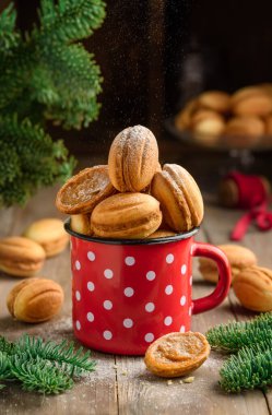 Kırmızı bardakta kaynatılmış konsantre sütle kurabiye. Noel pastası. Seçici odak