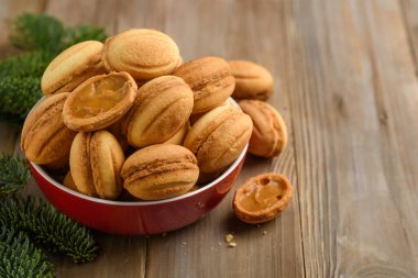 Haşlanmış konsantre sütle doldurulmuş ev yapımı fındıklar. Seçici odaklanma. Boşluğu kopyala