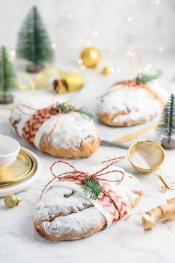Mermer arka planda Noel çalıntısı. Geleneksel ev yapımı yılbaşı Alman tatlısı. Pudra şekerli kurutulmuş meyve ekmeği. Seçici odak