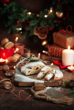 Noel pastası ve krema şekeri. Geleneksel Noel şenlikli pasta tatlısı. Seçici odak
