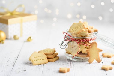 Beyaz ahşap bir masada kavanozdaki noel vanilyalı kurabiye. Yılbaşı konsepti. Seçici odak