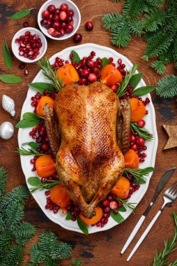 Noel kızarmış ördeği, hurma, nar ve kızılcık. Bayram yemeği. Üst görünüm