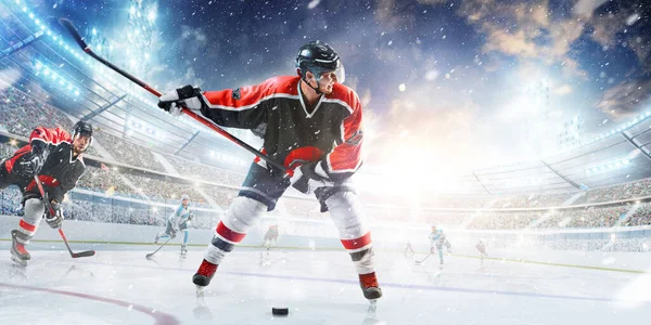 Hokey mi? Sporcu iş başında. Profesyonel hokey atleti sopasını sallıyor. Kışın stadyumda kask ve eldiven takan hokey oyuncusu. Spor duyguları.