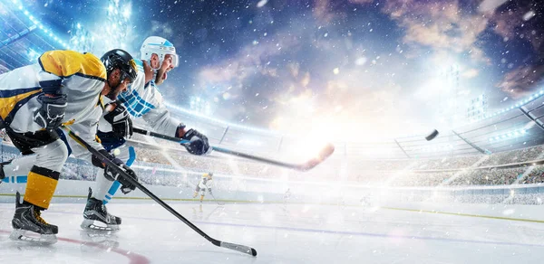 Hokey mi? İki profesyonel hokey oyuncusu iş başında. Disk için savaş. Spor duyguları. Eylem kavramı, takım oyunu, enerji, reklam