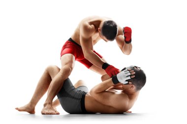 Yere yat ve vur. İki dövüşçü deli gibi dövüşüyor. Yumruklar. Spor konsepti. Kazanan duygular. İzole edilmiş. MMA