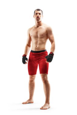 Spor. MMA dövüşçüsü beyaz arka planda izole edildi. Kaslı bir sporcu. MMA