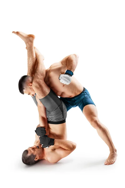 İki dövüşçü deli gibi dövüşüyor. Yumruklar. Spor konsepti. Kazanan duygular. İzole edilmiş. MMA