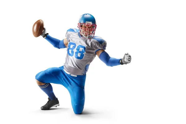 American Football Sportler in Aktion und Bewegung. Sport. Auf einem Knie auf weißem Hintergrund stehend. Sportliche Emotionen — Stockfoto