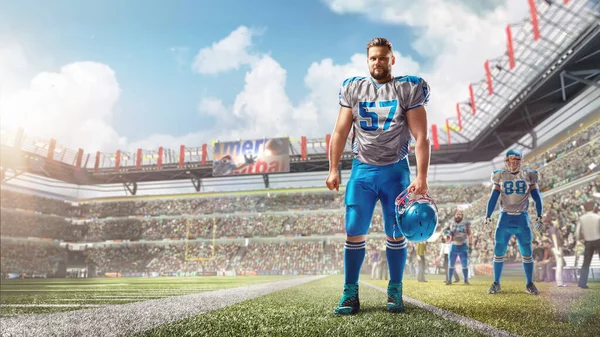 Americký fotbal. Fotbalista stojí na stadionu a drží v ruce helmu. Sport. Stadion během dne — Stock fotografie