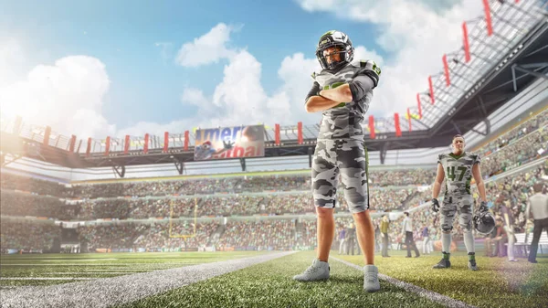 Brutális egy amerikai focista áll a stadionban napközben. Álló karokkal. Sportérzelmek — Stock Fotó