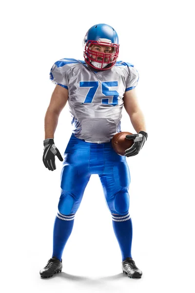 Sport. Ein American-Football-Spieler steht und hält einen Ball in der Hand. Isoliert auf weißem Hintergrund — Stockfoto