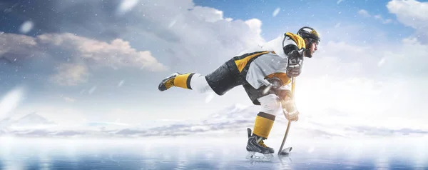 Sporcu iş başında. Kasklı profesyonel hokey oyuncusu ve buzlu eldivenler. Spor duyguları. Kazanma ve şampiyon olma arzusuyla hokey atleti. Kış. Spor.