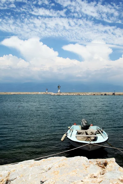 Nubes y faro — Foto de Stock