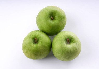                                Beyaz arkaplanda yeşil elma