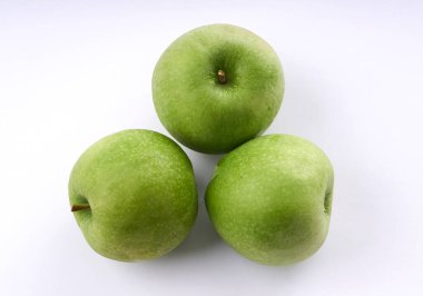                                Beyaz arkaplanda yeşil elma