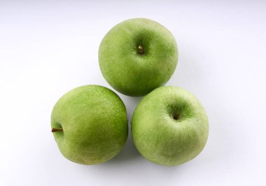                                Beyaz arkaplanda yeşil elma