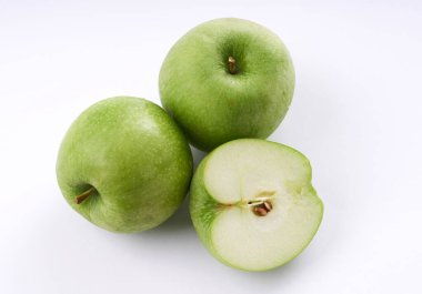                                Beyaz arkaplanda yeşil elma