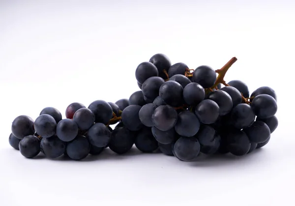 Raisins Noirs Sur Fond Blanc — Photo