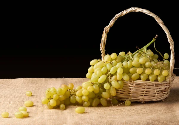 Raisins Dans Panier Sur Fond Noir Fond Maillé Brun — Photo