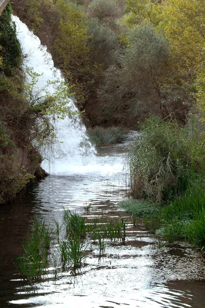 Wodospad Płynący Rzeki — Zdjęcie stockowe