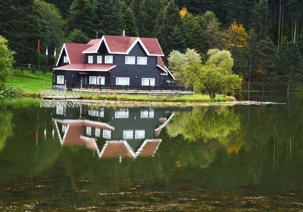 Árboles Verdes Que Rodean Lago Otoño Con Casa Del Lago —  Fotos de Stock