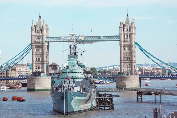 Tower bridge och krigsskepp hms belfast. Stockbild