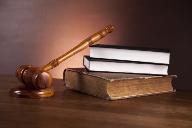 Hukuk ve adalet malzeme ahşap masa, koyu arka plan üzerinde