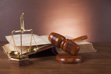 Adalet kavramı koyu arka plan üzerinde tokmak