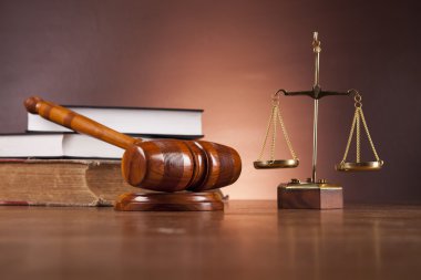 Adalet kavramı koyu arka plan üzerinde tokmak