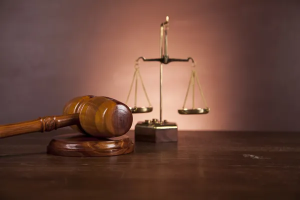 Hukuk kavramı ahşap masa ve koyu arka plan — Stok fotoğraf