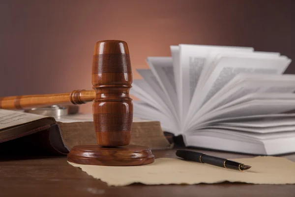 Bureau en bois dans un cabinet d'avocats — Photo