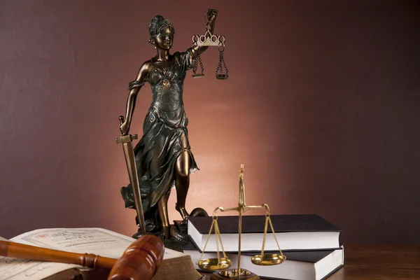 Hukum dan keadilan hal-hal di meja kayu, latar belakang gelap — Stok Foto