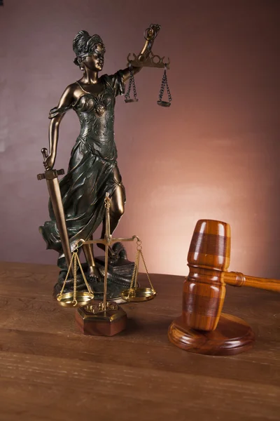 Direito e justiça coisas sobre mesa de madeira, fundo escuro — Fotografia de Stock