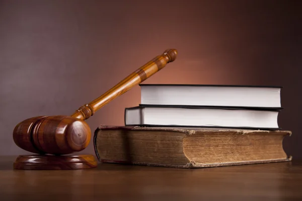 木製のテーブル、暗い背景上の法と正義のもの — ストック写真