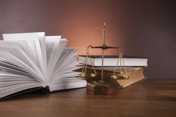 Adalet kavramı koyu arka plan üzerinde tokmak