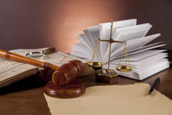 Direito e justiça coisas sobre mesa de madeira, fundo escuro Imagem De Stock