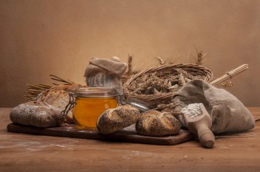 ekmek ve rulolar ile kahverengi zemin