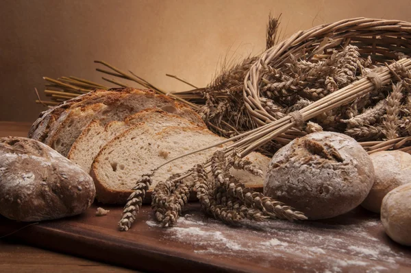 Tradiční chléb a rohlíky — Stock fotografie