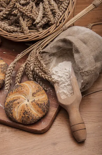 Pão e rolos com fundo marrom — Fotografia de Stock