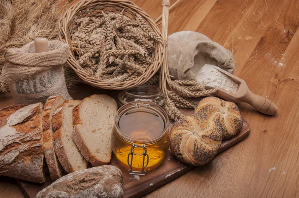 Bread and rolls with brown background — Stock Photo, Image